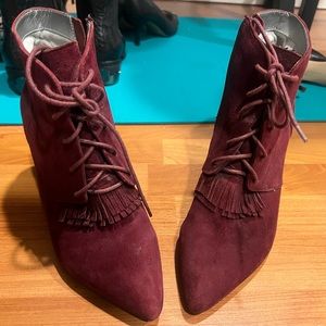 Tahari Augusta boot in Plum size 10